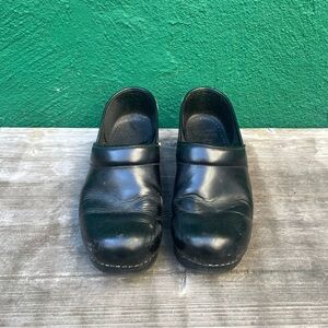 Dansko WIDE Width Pro Clogs in Black